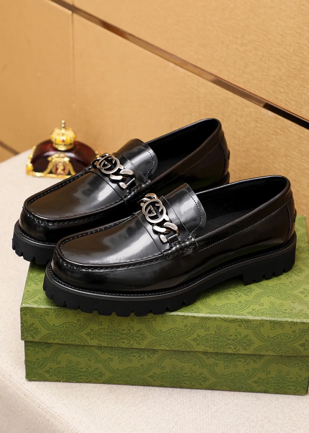 Men's shoes 💰460 💐 Product trademark: GUCCI "Gucci" casual leather shoes Regular size: 39-44 (38.45🉑️customized) Product materials: Selected imported first-layer open-edge beaded cowhide upper + luxury hardware buckle, imported water-dyed cowhide leather lining. Strong three-dimensional visual effect, foam outsole Color: 2⃣️colors available